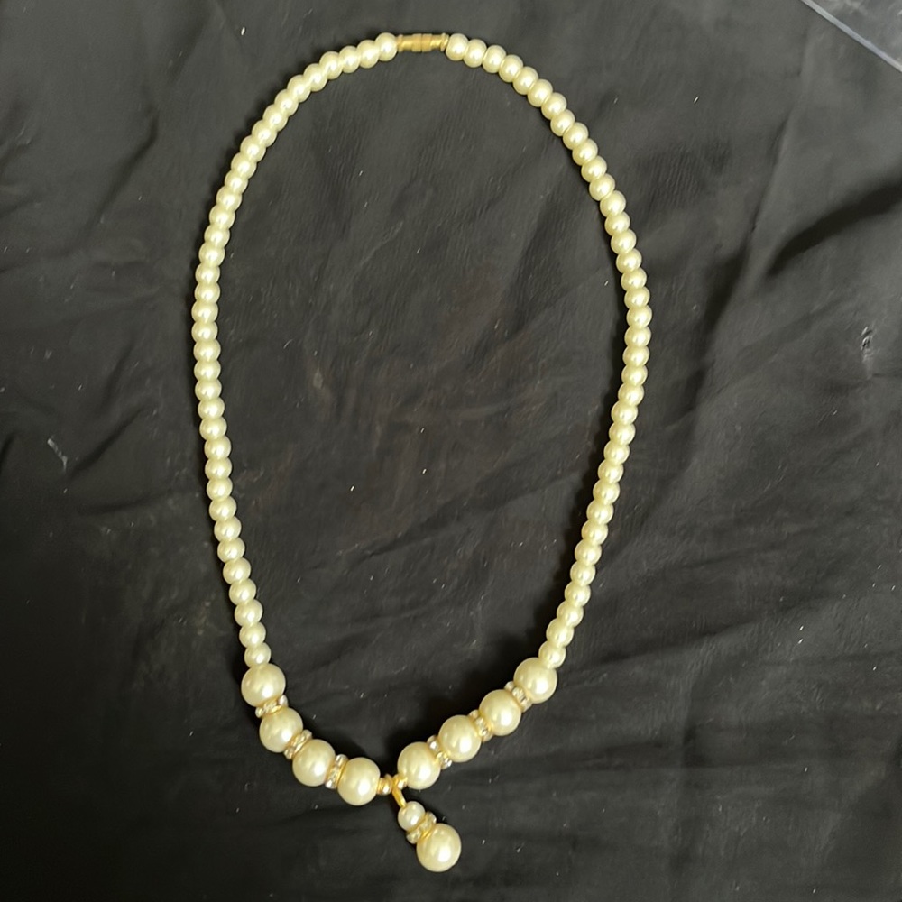Beautiful pearl tone necklace with beautiful rhinestone accent